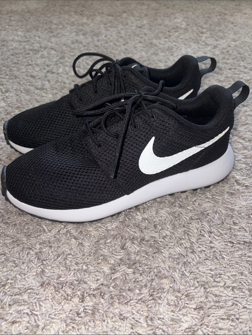 Nike Black and White Kids' Lightweight Mesh Golf Sneakers 5 youth